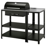 GRILLSKÄR - schwarzer Holzkohlegrill auf Metallständer mit Regalen, ideal für Grillpartys.