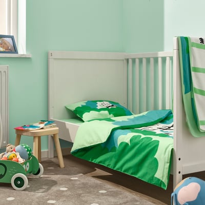 Umweltfreundliches Bettwäsche-Set mit Baumdesign in einem Kinderzimmer.