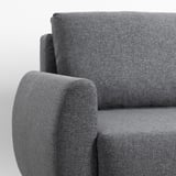 Ein modernes, graues Schlafsofa GRUNNARP mit klaren Linien und bequemen Kissen. Der Stoff sieht weich und strapazierfähig aus und eignet sich ideal zum Sitzen und Schlafen.