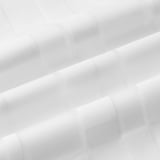 Diagonale weiße Streifen auf transparentem Vorhang, mit sonnenbeschienenem Detail.