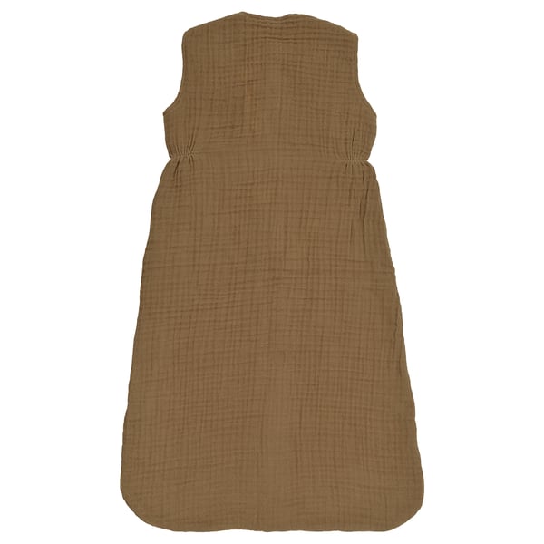 Rückansicht eines braunen, ärmellosen Babyschlafsacks aus Bio-Baumwolle mit Reißverschluss und Kordelzug in der Taille.