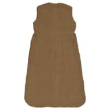 Rückansicht eines braunen, ärmellosen Babyschlafsacks aus Bio-Baumwolle mit Reißverschluss und Kordelzug in der Taille.