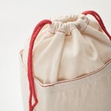 Eine hochwertige Aufbewahrungstasche aus Baumwolle mit rotem Kordelzug, sauber verschlossenen Nähten und detaillierten Nähten.