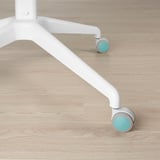 Nahaufnahme eines Stuhlbeins mit zwei hellblauen Rädern auf einem Holzboden, die das langlebige Design unterstreicht.