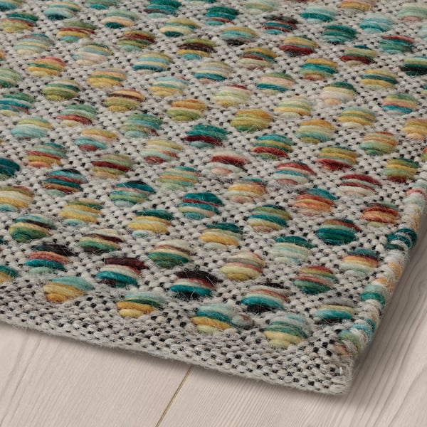 Handgefertigter Wollteppich mit lebendigen, komplizierten Mustern. Weiche, strapazierfähige Textur, die auf Holzböden sichtbar ist. Einzigartige Designs für eine stilvolle, warme Einrichtung.