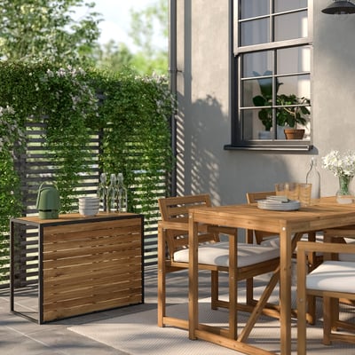 Moderner HÅKANSKÄR-Klapptisch mit Stühlen. Holz, Metall, tief oder hoch. Eingezäunt, großes Fenster.