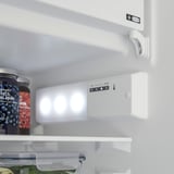 Kühlschranktür mit verstellbaren Einlegeböden und Bedienfeld für die Temperatureinstellung.