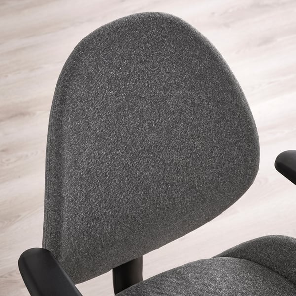 Nahaufnahme moderner ergonomischer Bürostühle mit schlankem, gepolstertem Sitz und Armlehne.