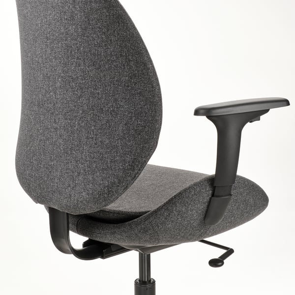 Ergonomischer Bürostuhl mit verstellbaren Armlehnen und Rückenlehne. Kippmechanismus für Komfort und Halt. Sitz und Rückenlehne aus dunklem Stoff.