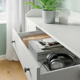Schublade, Kopfhörer, Bücher, Pflanze, Vase kann zu Schublade, Kopfhörer, Büchern, Pflanze, Vase gekürzt werden.