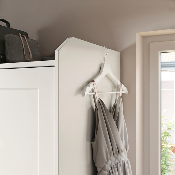 HAUGA Kleiderschrank mit Schiebetüren, Hänge- und Klappaufbewahrung, schlankes Design, Faserplatten mit Acryl- und Folienfinish, graues Kleid, Taschen obendrauf.