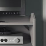HAUGA grauer TV-Ständer mit Ablage, Kopfhörern und Bedienelementen.