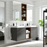 Moderner schwarzer Badezimmerwaschtisch mit zwei Waschbecken, offenen Regalen und eleganten Schränken. Großer Spiegel oben mit Handtüchern und Pflanze.