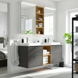 Modernes Badezimmer mit dunkelgrauem Doppelwaschtisch von HAVBÄCK, weißer Arbeitsplatte und großem Spiegel. Handtücher hingen neben dem offenen Regal.