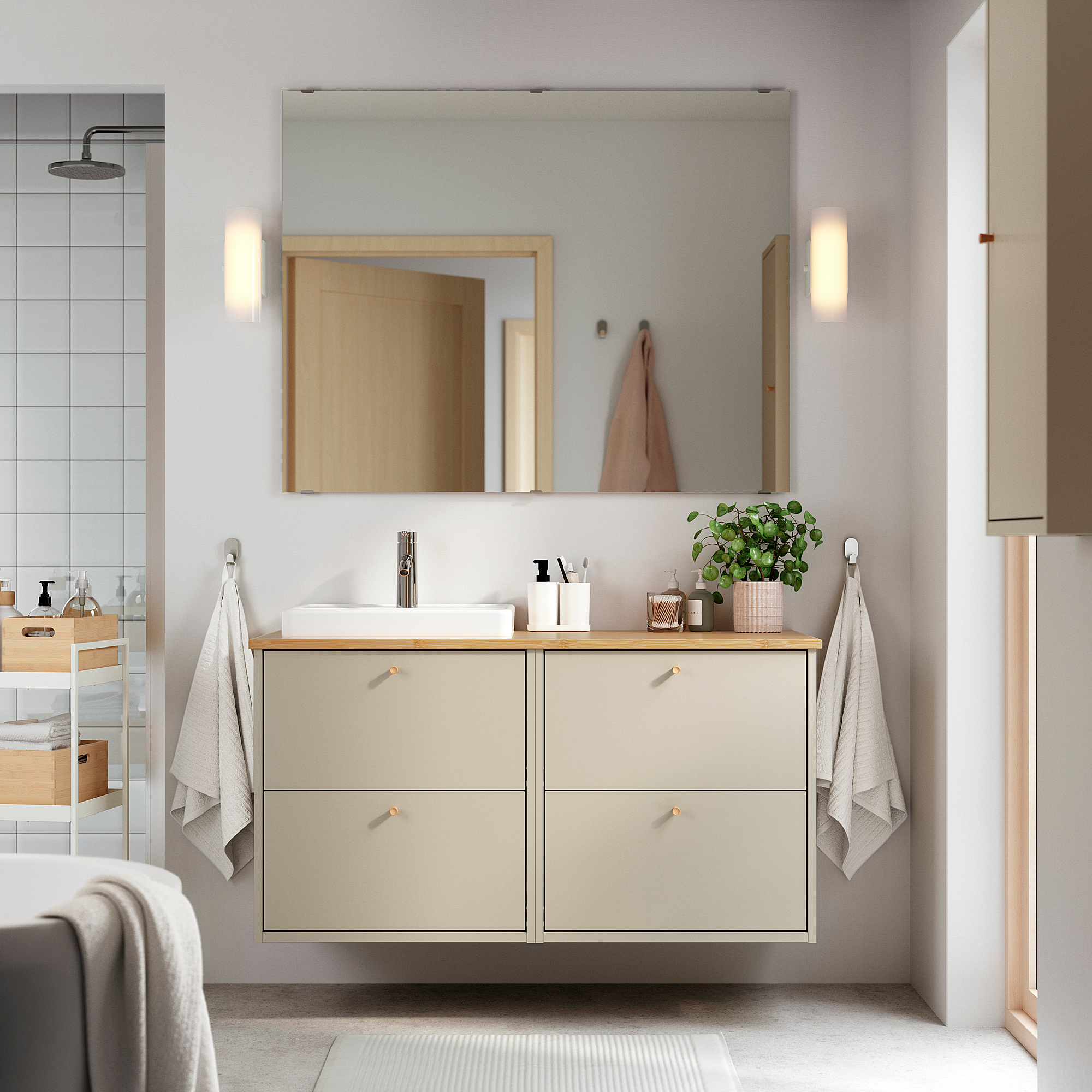 Beigefarbener Badezimmerwaschtisch mit Bambustheke, Waschbecken, Spiegel und Handtüchern. Maximiert den Platz mit einer Mischung aus Holz und Keramik.