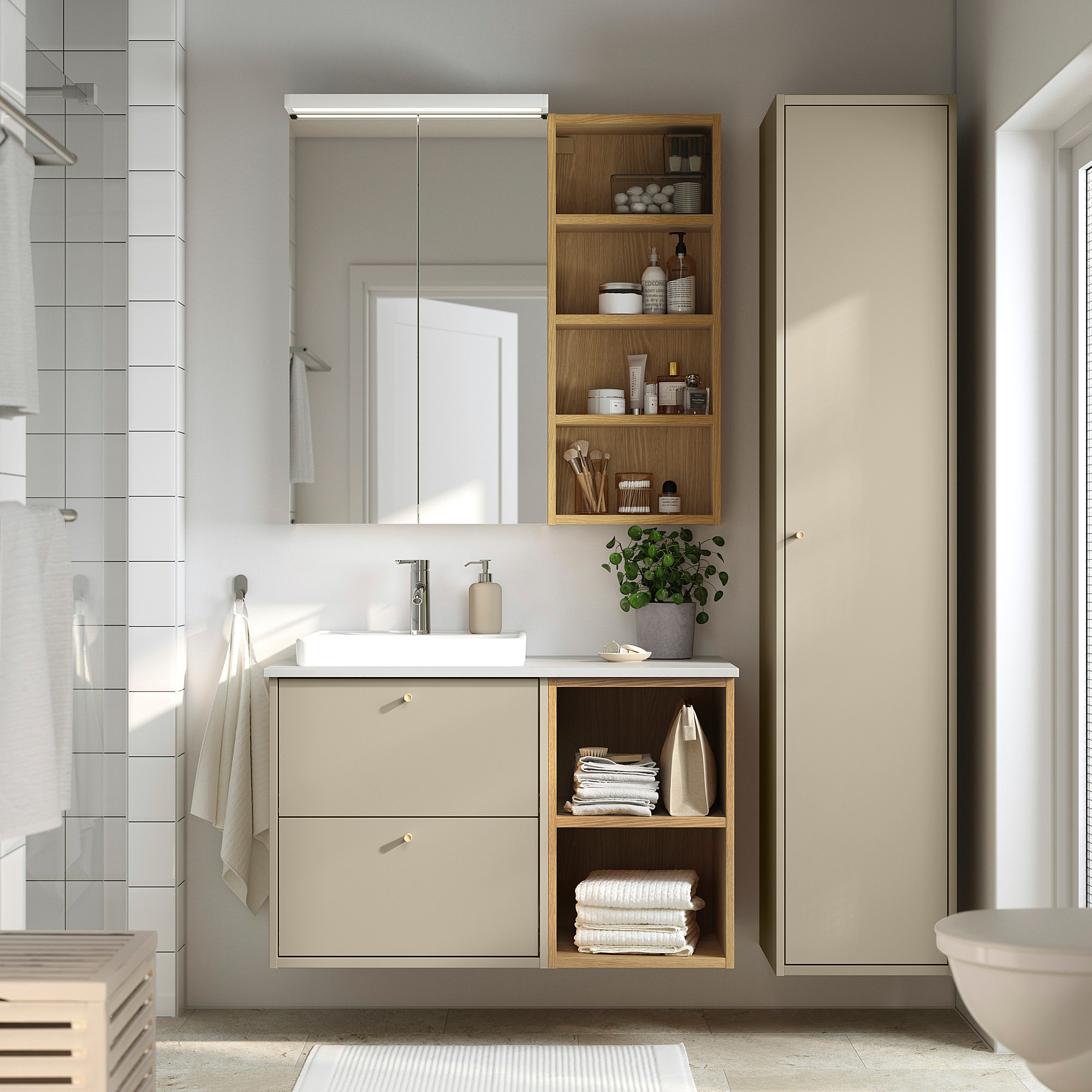 Modernes beiges Badezimmer mit HAVBÄCK Waschtisch, Waschbecken, Spiegel, Dusche, Wanne, Handtuch, Pflanze.