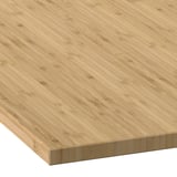 Glatte, leicht gemaserte Bambusplatte mit natürlicher Textur und ebenmäßigem Finish.