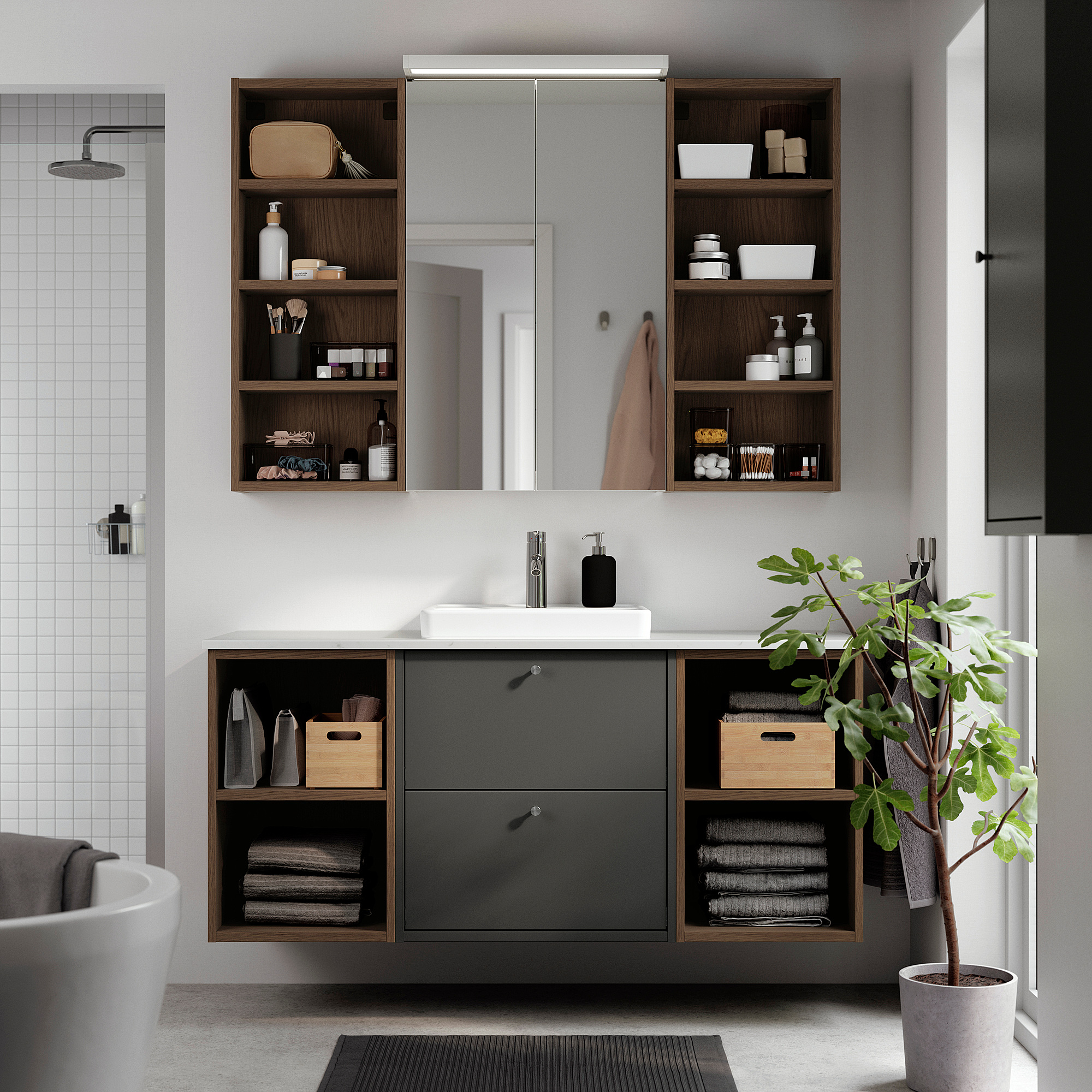 Modernes Badezimmer mit dunkelgrauem HAVBÄCK-Waschtisch, Spiegel und offenen Regalen vor einer weiß gefliesten Wand. Inklusive Spüle und Stauraum.