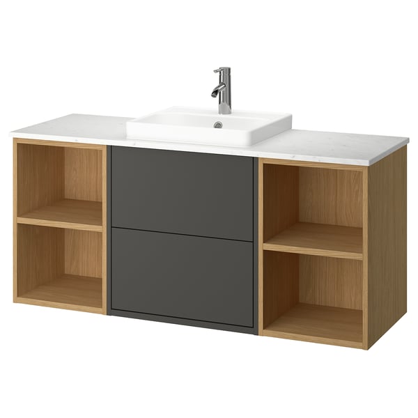 Havbaeck Badezimmer-Waschtisch: helles Holz, graue Schubladen, offene Regale, weiße Theke, modernes quadratisches Waschbecken.