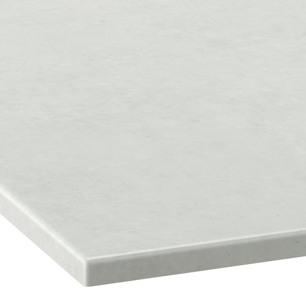 Eine schlanke, helle Arbeitsplatte mit glatten Kanten und einer polierten Oberfläche. Es spiegelt Qualität und Langlebigkeit wider.
