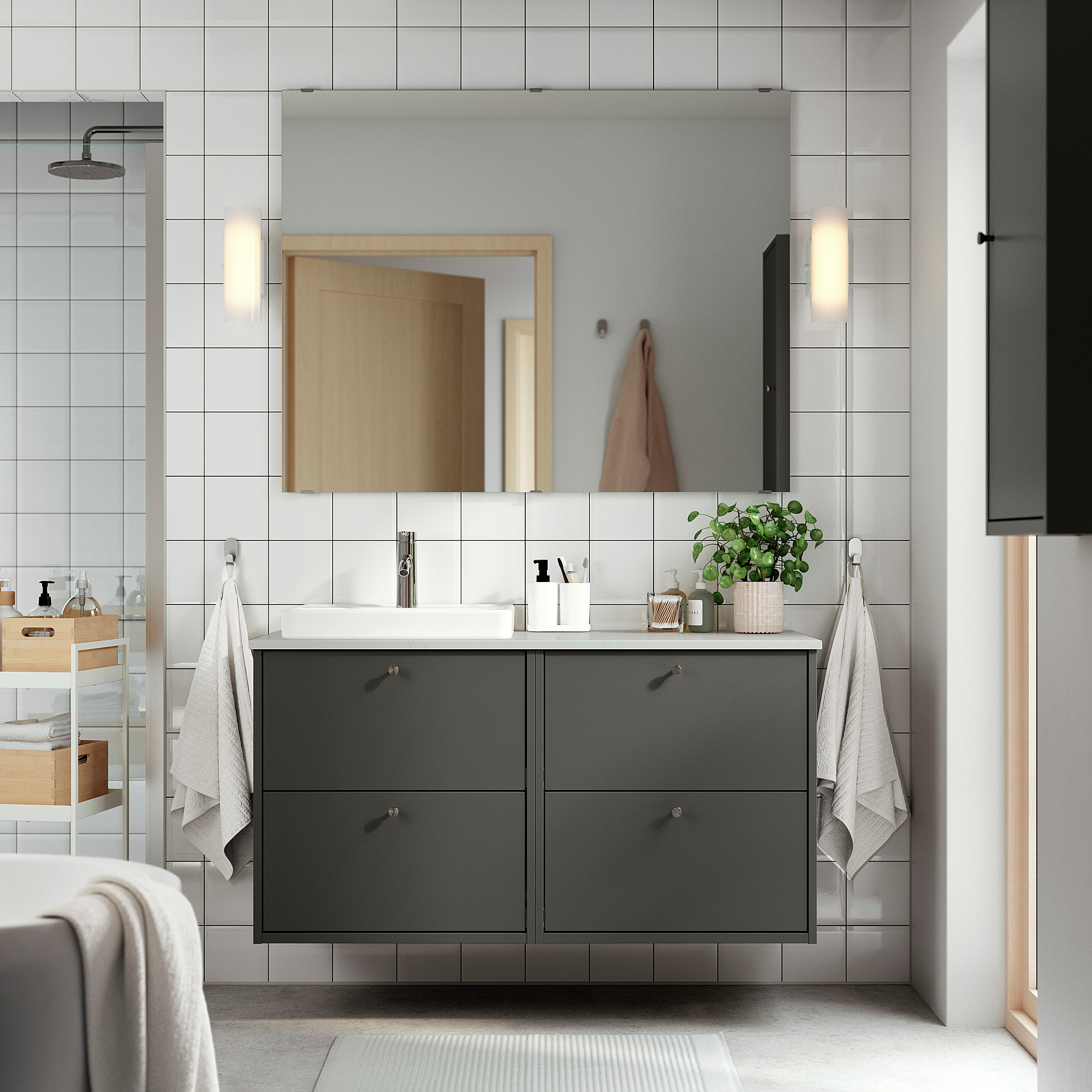 Grauer HAVBÄCK-Waschtisch mit weißer Arbeitsplatte und Spiegel im modernen Badezimmer.
