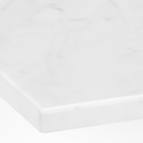 Moderne Badezimmerarbeitsplatte, sauberes weißes Finish, glatte Kanten, langlebiges Material.
