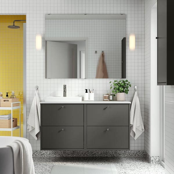 Modernes Badezimmer mit HAVBÄCK-Waschtisch, Waschbecken, Spiegel, Pflanzen, Handtüchern und gelb gefliester Dusche.