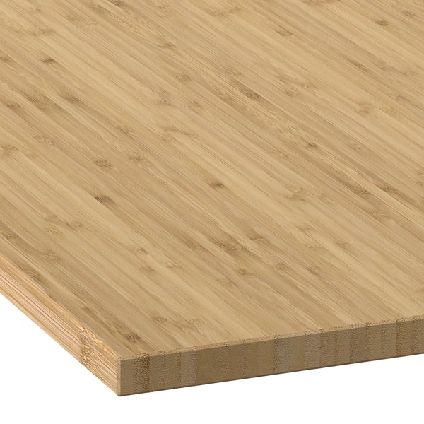 Nahaufnahme einer glatten, hellen Holzplatte mit feiner Maserung und natürlichem Finish.
