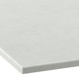 Glatter, rechteckiger Arbeitsplatte mit abgerundeten Kanten. Stumpfweißes Finish, gleichmäßige Textur. Gut verarbeitetes, schlichtes Design.