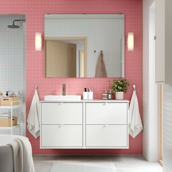Modernes rosa gefliestes Badezimmer mit HAVBÄCK-Waschtisch, Spiegel und Handtüchern.