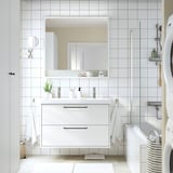 Modernes weißes Badezimmer-Waschtisch-Set: Doppelwaschbecken, zwei Schubladen, Wandmontage, minimalistisches Dekor, geräumiger Spiegel.