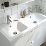 Modernes Waschbecken mit Doppelwaschbecken und verchromten Armaturen mit zwei geräumigen Schubladen.