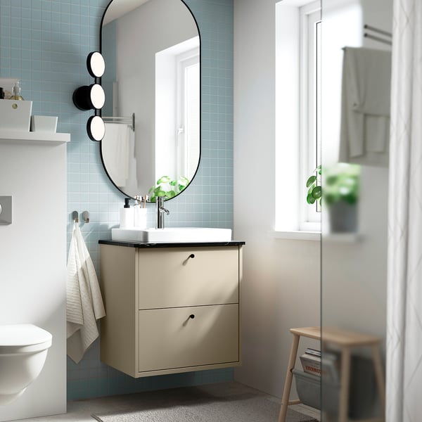 Modernes Badezimmer mit HAVBÄCK Waschtisch, Spiegel, Pflanze, WC, hell.