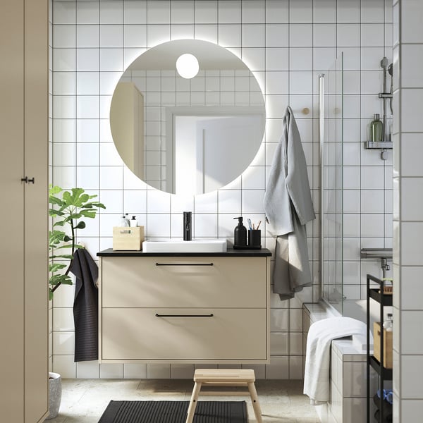 Beige HAVBÄCK Badezimmerschrank mit weißem Waschbecken, Spiegel und Handtuchhalter
