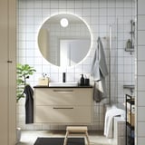 Beige HAVBÄCK Badezimmerschrank mit weißem Waschbecken, Spiegel und Handtuchhalter