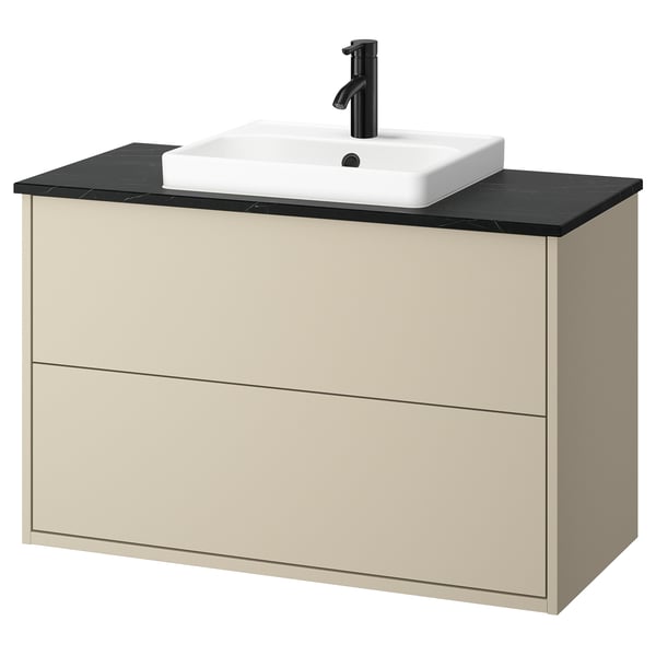 Moderner beiger Wandwaschtisch mit schwarzer Arbeitsplatte, weißem Waschbecken und schwarzem Wasserhahn.