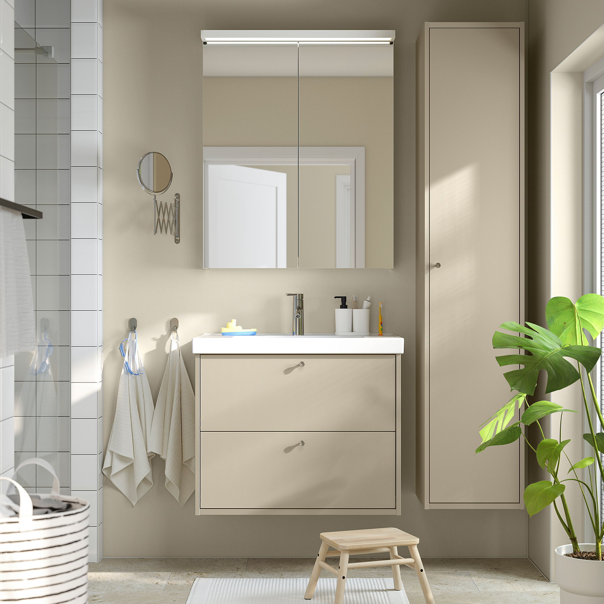 Moderne beige Badezimmereinrichtung mit schwebendem Schrank, Spiegel und Pflanze.