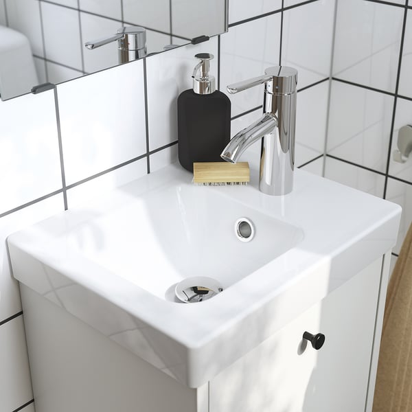 Ein schlanker, wandmontierter Badezimmerschrank mit Waschbecken mit minimalistischem Design und viel Stauraum, der einen modernen und sauberen Look aufweist.