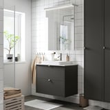 Modernes Badezimmer mit grauem HAVBÄCK-Waschbecken, minimalistischem Design, Wandmontage, offener Anmutung.