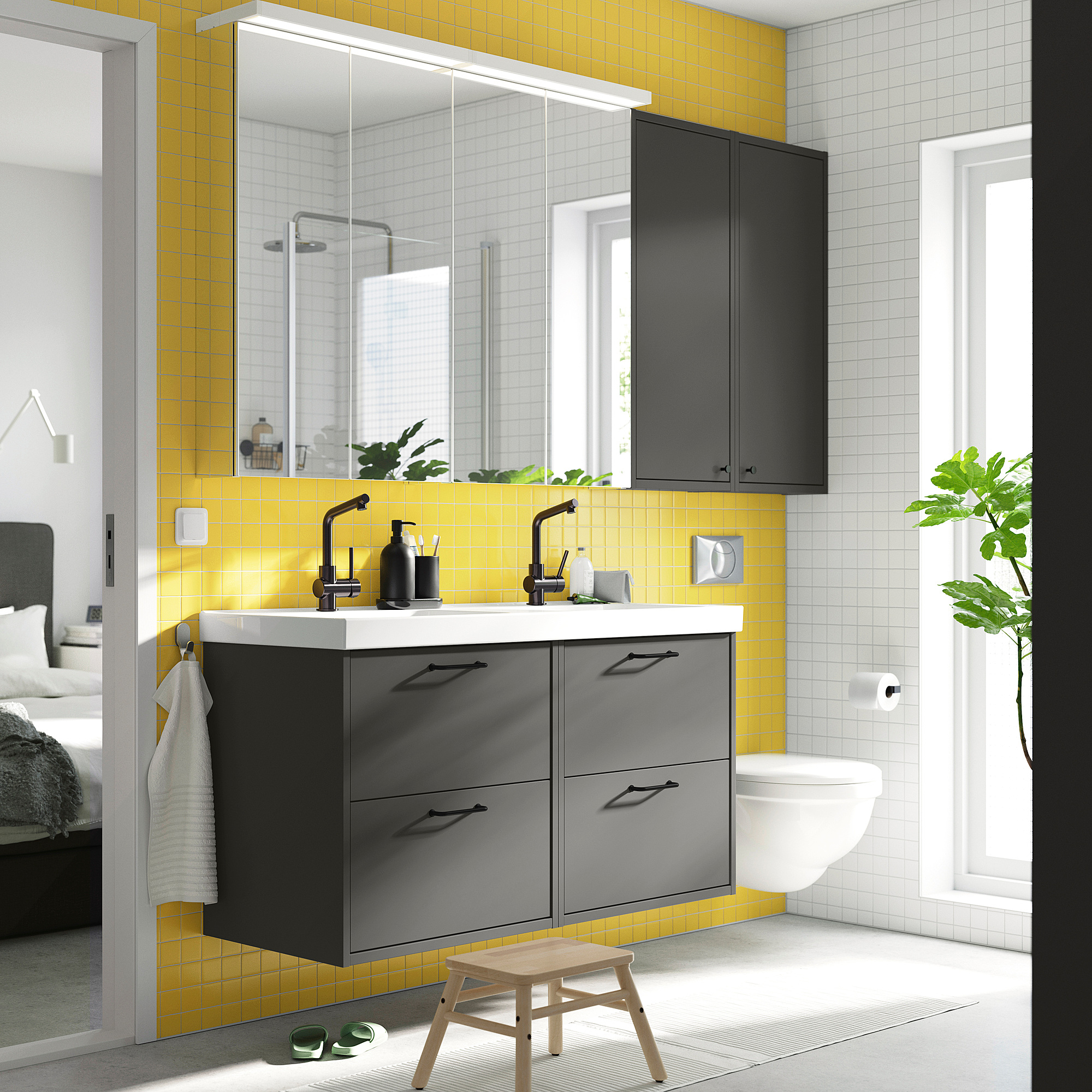 Modernes Badezimmer mit gelbem und grauem HAVBÄCK: Waschtisch, Spiegel, WC, Pflanze.