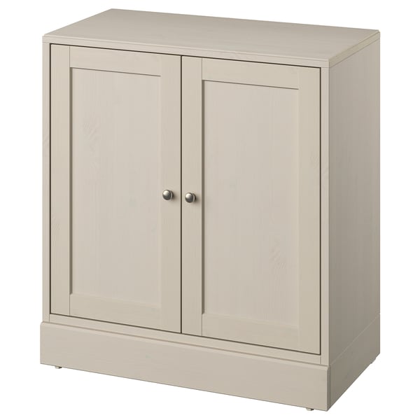 Ein beiger HAVSTA-Schrank aus massiver Kiefer mit gebürsteter Oberfläche, der ein schlichtes, rechteckiges Design mit zwei Soft-Close-Türen aufweist.