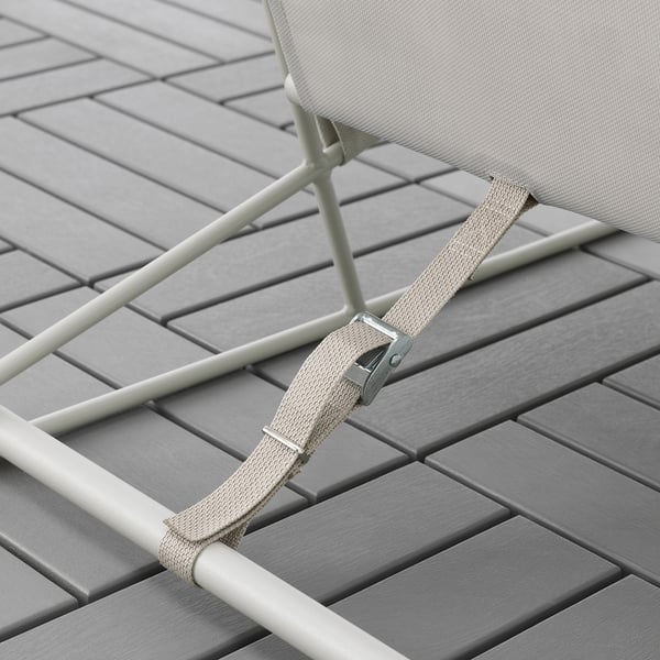 Nahaufnahme des Gurtes eines Outdoor-Stuhls, verstellbar für den Komfort.