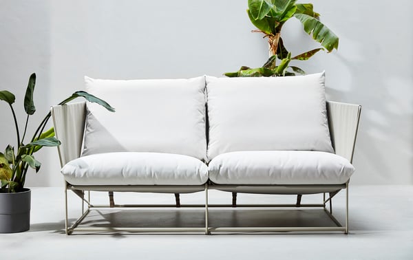 Moderne weiße Sofagarnitur mit Metallrahmen und großen Kissen; Schlankes, minimalistisches Design, perfekt für den Innen- und Außenbereich.