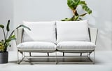 Moderne weiße Sofagarnitur mit Metallrahmen und großen Kissen; Schlankes, minimalistisches Design, perfekt für den Innen- und Außenbereich.