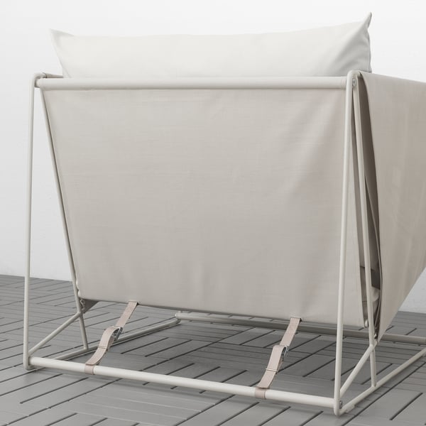 Moderner Outdoor-Stuhl mit beigem Netz und Metallrahmen, der Komfort und Stil zum Entspannen bietet.