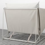 Moderner Outdoor-Stuhl mit beigem Netz und Metallrahmen, der Komfort und Stil zum Entspannen bietet.