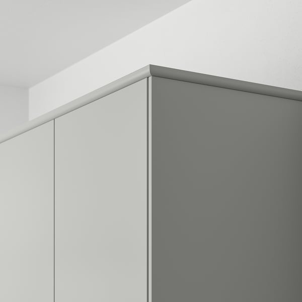 Abgewinkelte Nahaufnahme eines glatten, hellgrauen HAVSTORP-Küchenpaneels mit klaren Kanten, das sein funktionales und schlankes Design zeigt.