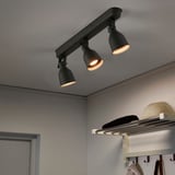 Drei verstellbare Strahler an der Decke, wahrscheinlich Teil der HEKTAR-Serie, die fokussiertes Licht nach unten abgeben.