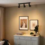 Raum mit HEKTAR-Leuchten, Galeriewand, Kommode, Büchern, Pflanzen, Schale.