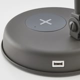 Draufsicht auf einen schlanken, modernen Lampensockel mit kabellosem Ladegerät und USB-Anschluss, der sein hochwertiges Design und seine vielfältigen Ladeoptionen zeigt.